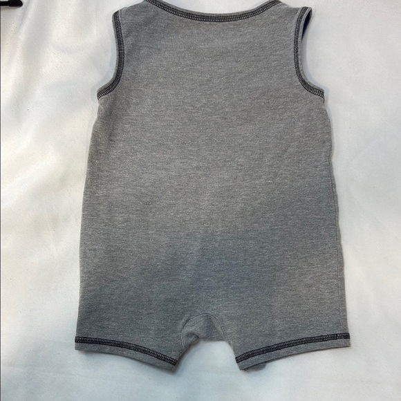 Cat & Jack, Gray Sleeveless Baby Romper Onesie, size 3-6 months, snaps, pre-owne - Picture 6 of 6